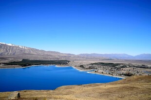 蓝色湖泊与远处山峦美景