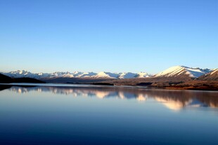 宁静湖畔雪山倒影美景