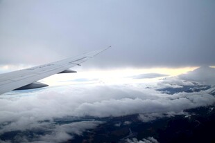 飞机翱翔于云海之上