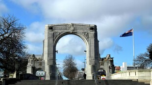 城市中的宏伟石制拱门