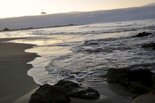 海边日落时分的海浪美景