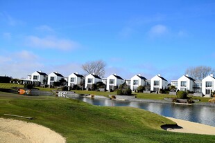 湖畔白色别墅群景观