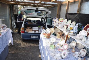 户外庭院二手物品售卖摊