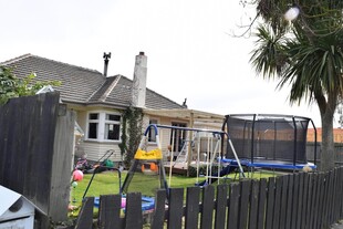 后院儿童游乐设施场景