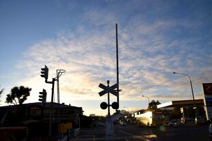 黄昏下的城市交通信号灯