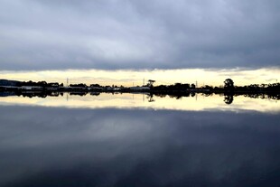湖面倒影 静谧天空之景