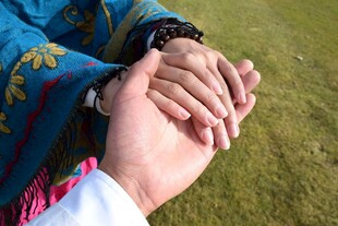 手牵手的温馨瞬间