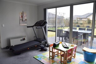 室内健身与休闲区域场景