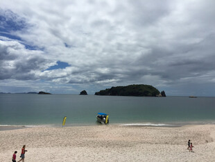 美丽海滩上的悠闲景象