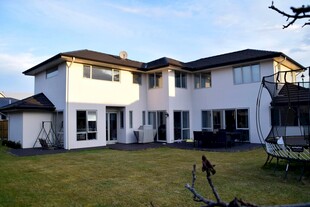 现代风格双层白色别墅外观