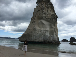 海滩上的人及奇特岩石