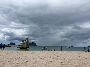 阴天海滩上的人群与景观