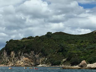 海岸青山与蓝天白云美景
