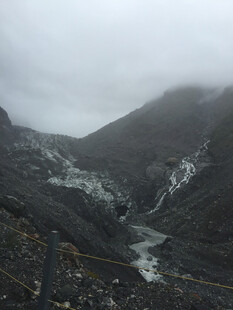 云雾缭绕的山间河谷景观