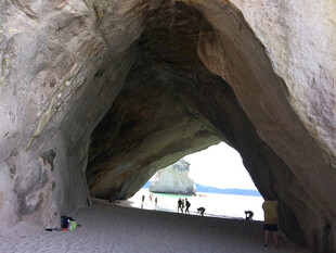 洞穴尽头的海边风景