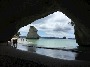 洞穴外的海景与游人