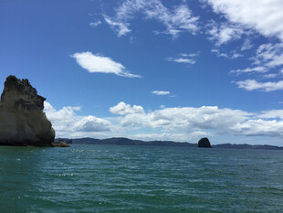 碧海蓝天中的海上岩石