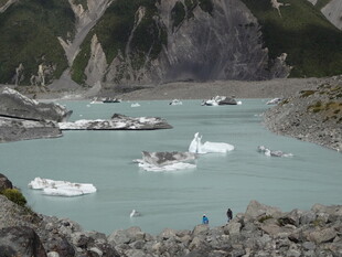 冰川湖中的漂浮冰块