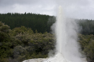 壮观的间歇泉喷发景象