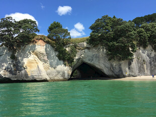 新西兰海边壮观岩石洞穴