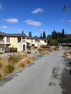 乡村小路旁的中式风格房屋