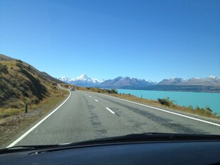 公路驰骋赏湖山美景