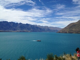 美丽湖景与远处山峦