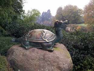 石上龟形雕塑点缀园林