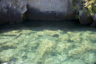 清澈见底的山间碧绿潭水