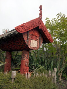 中式传统红色亭阁建筑