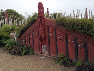 红色神秘图腾建筑