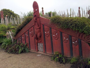 红色雕塑建筑 绿植环绕