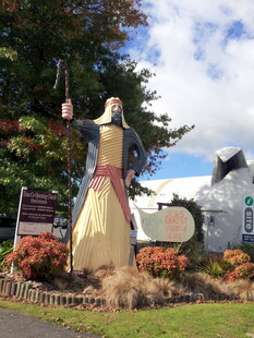 户外的大型人物雕塑景观