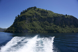乘船赏青山绿水美景
