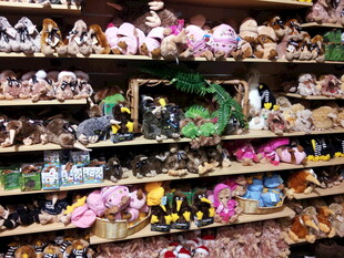 摆满玩偶的多彩货架