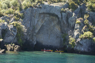 峡谷间的皮划艇探险