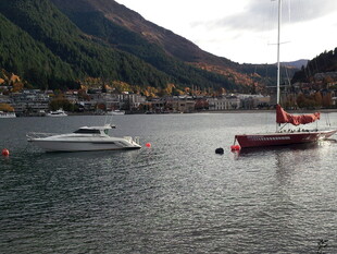 湖畔停泊的多艘船只