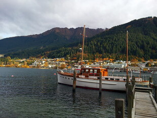 湖畔码头船只与山景风光