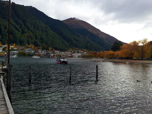 湖畔秋色中的宁静山水风光