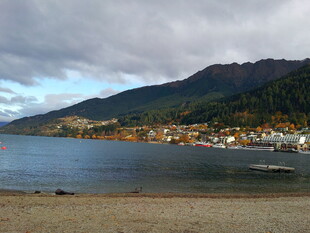 湖畔小镇 山河相依美景