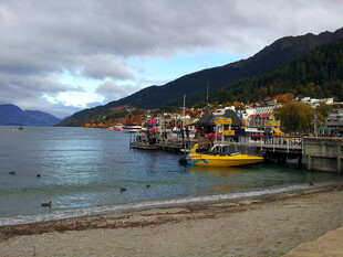 湖畔小镇码头美丽景致