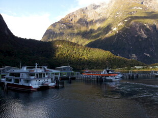峡湾码头的宁静风光