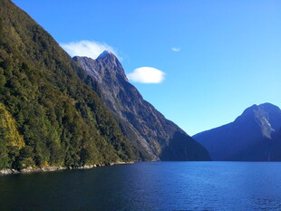 壮丽山水间的宁静湖泊