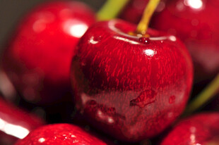 新鲜欲滴的红樱桃