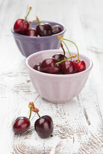 两碗鲜樱桃摆于木桌