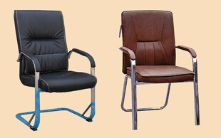 两把风格各异的办公椅