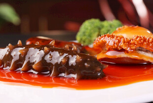 红烧海参配蟹的美味佳肴