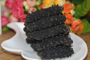 美味海苔叠放于白盘