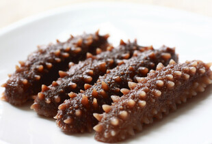 美味海参摆于白色盘上