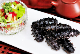 海参搭配沙拉与茶具